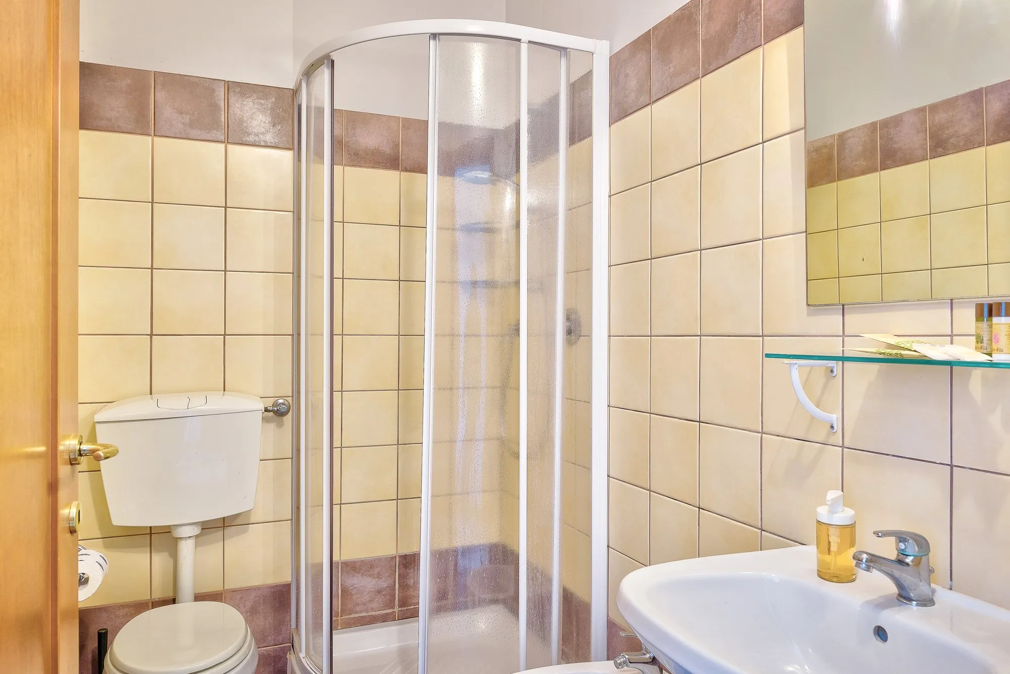 Bagno privato con box doccia e lavabo