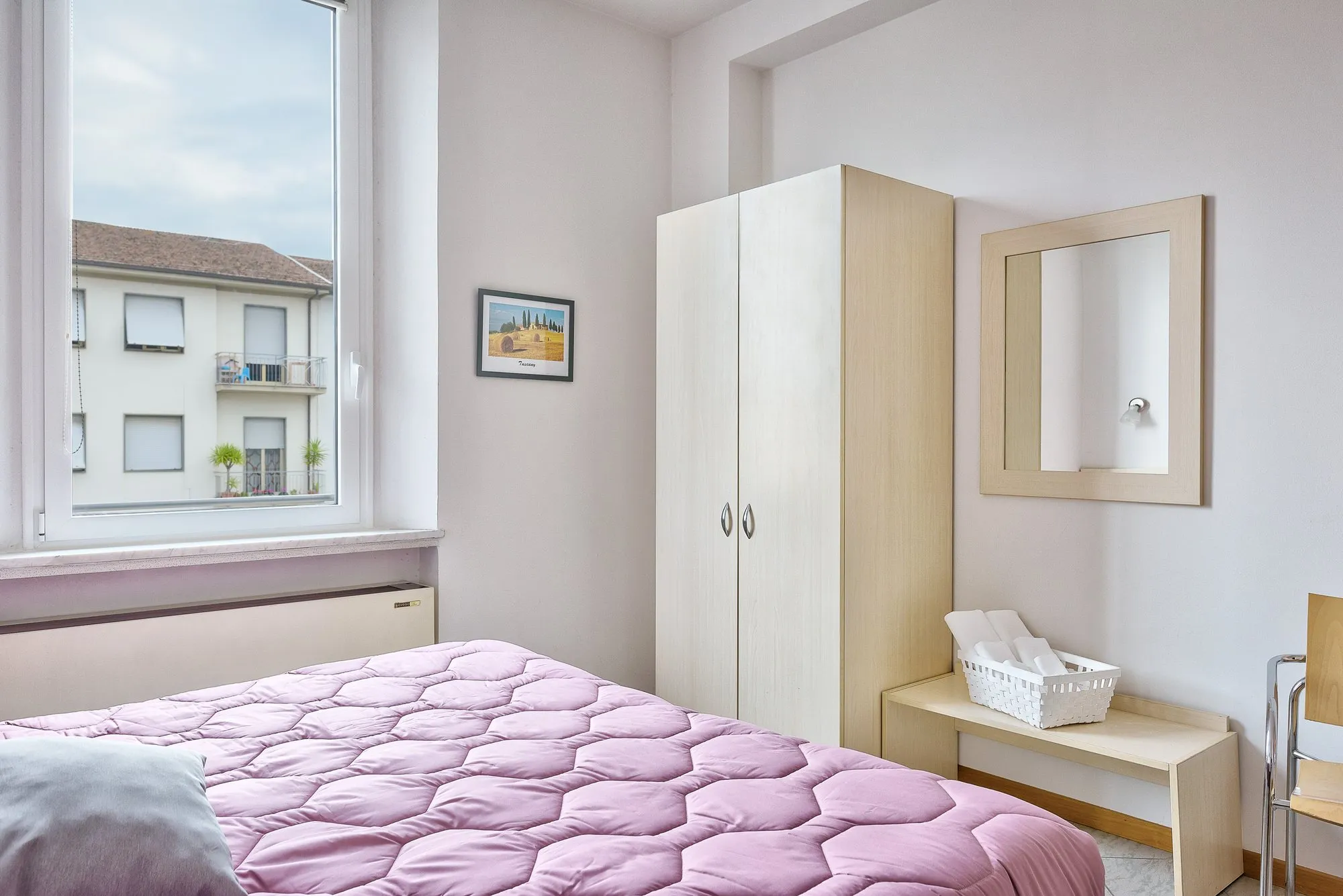 Letto matrimoniale con armadio e specchio