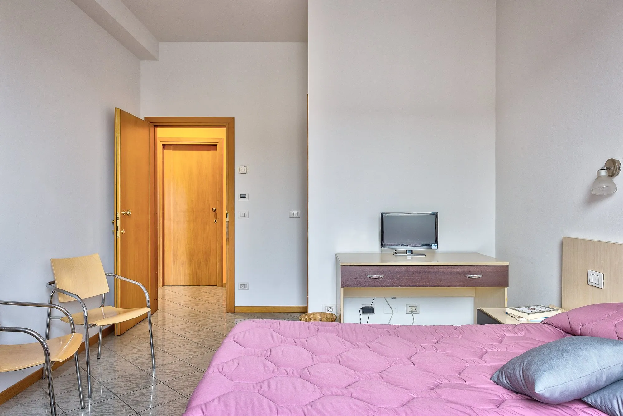 Camera con TV e porta d'ingresso