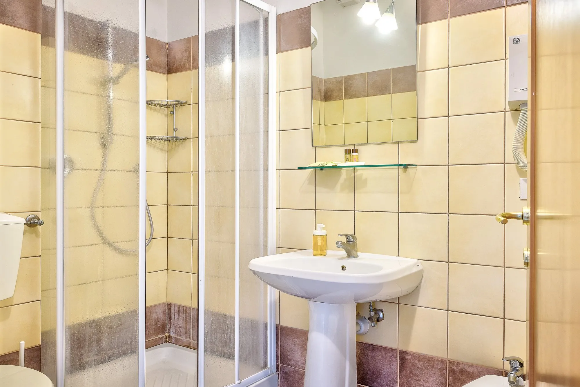 Bagno privato con doccia e lavabo