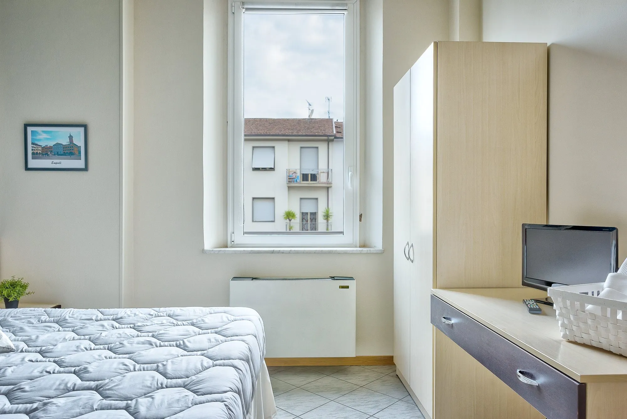 Camera con letto, scrivania e TV