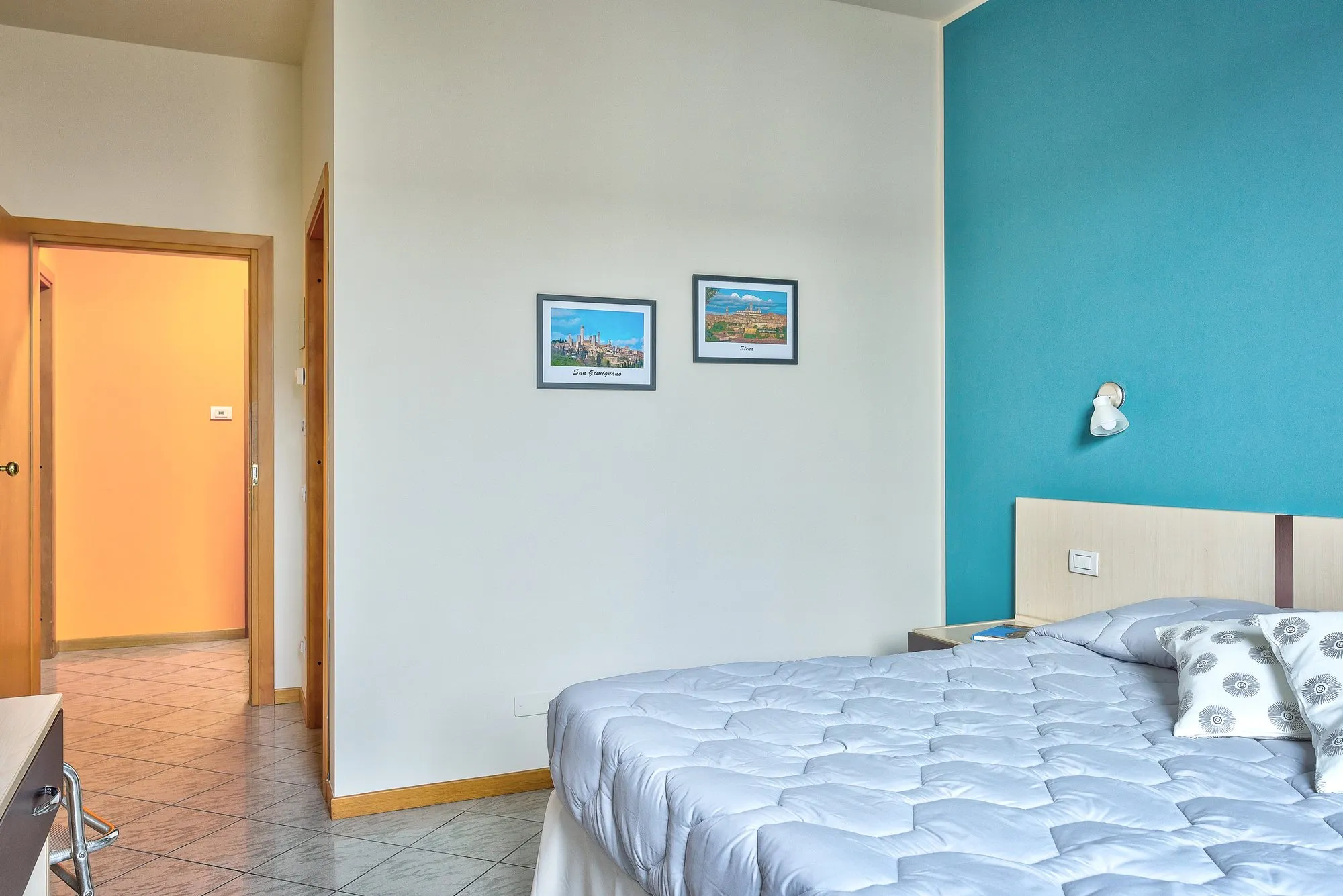 Letto matrimoniale con parete turchese